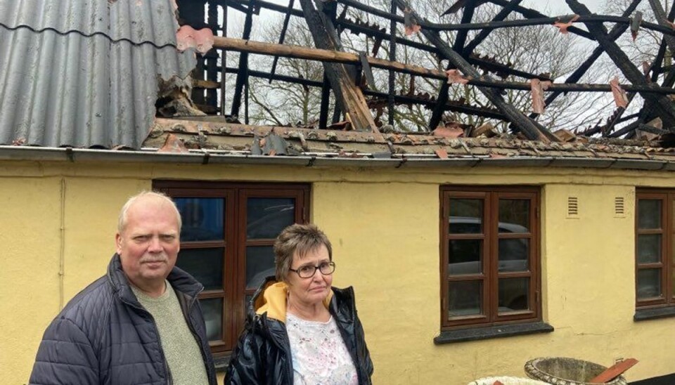 Ægteparret John Lund og Ruth Bech Jensen mistede deres hjem og alle deres ting, da deres hus brændte ned. Ægteparret John Lund og Ruth Bech Jensen mistede deres hjem og alle deres ting, da deres hus brændte ned.