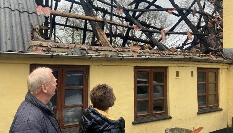 Ægteparret så deres hjem gå op i flammer og deres tilværelse gå til grunde. Ægteparret så deres hjem gå op i flammer og deres tilværelse gå til grunde.