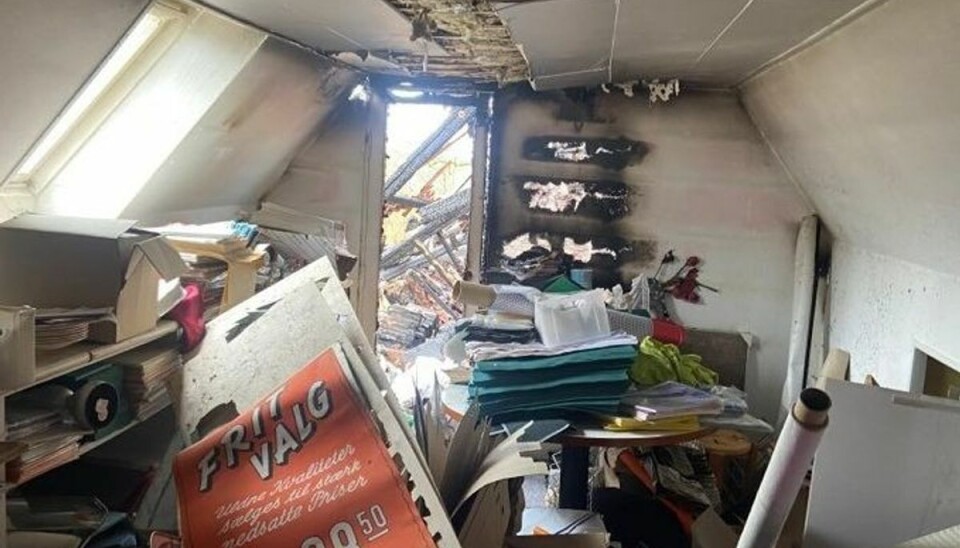 Da branden brød ud, stod flammerne op gennem taget, og tagpladerne sprang i luften. Da branden brød ud, stod flammerne op gennem taget, og tagpladerne sprang i luften.