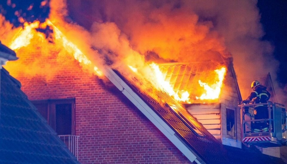 Det gik voldsomt for sig, da en brand brød ud i villaens første sal.