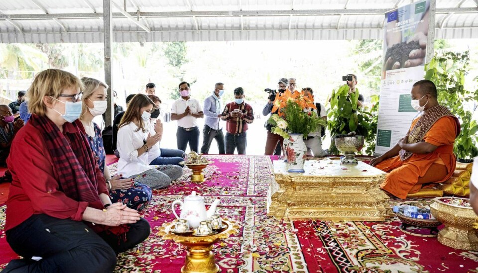 Prinsesse Marie ses her sammen med den buddhistiske munk under velsignelsen tirsdag. Prinsesse Marie ses her sammen med den buddhistiske munk under velsignelsen tirsdag.