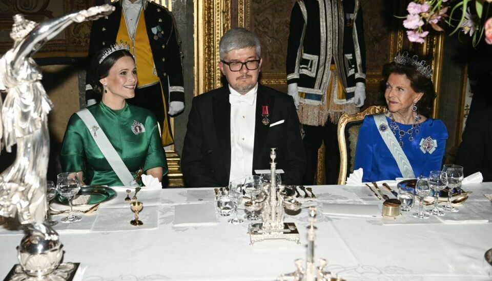 Den Ukrainske ambassadør, Andrii Plakhotniuk, ses her med prinsesse Sofia som sin borddame og med dronning Silvia på sin venstre side ved middagen på slottet onsdag aften.