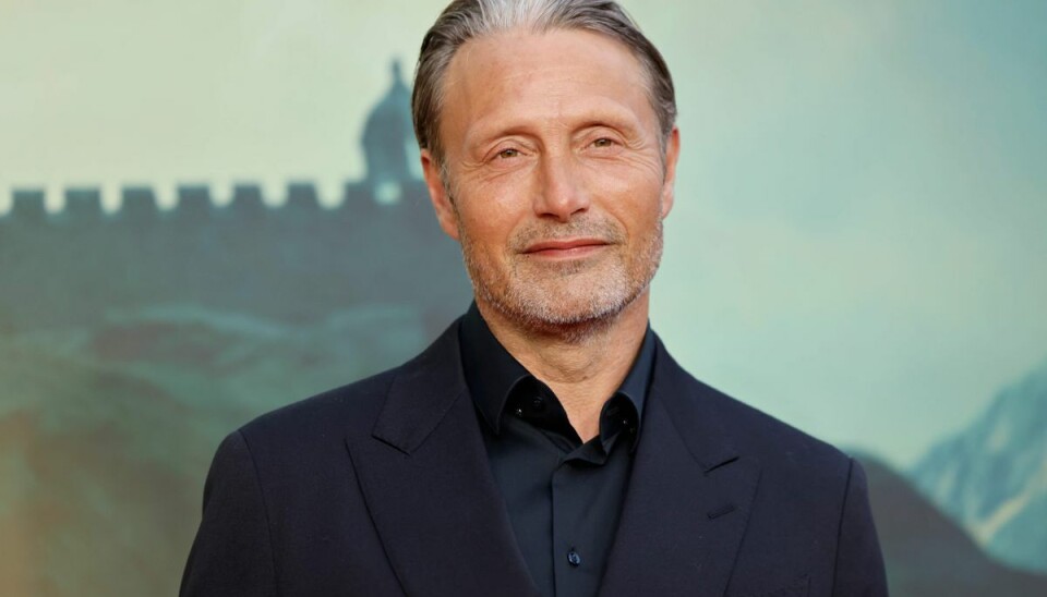 - Mikkelsen glider så naturligt ind i rollen som Grindelwald, at man nemt kommer til at glemme, at Depp oprindeligt spillede rollen, lyder det. - Mikkelsen glider så naturligt ind i rollen som Grindelwald, at man nemt kommer til at glemme, at Depp oprindeligt spillede rollen, lyder det.