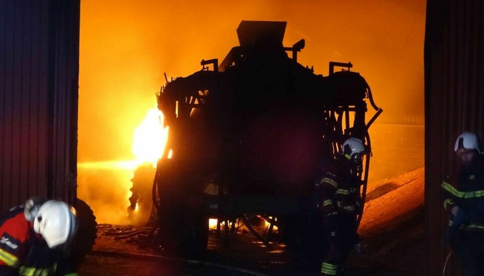 En traktor brød natten til torsdag i brand