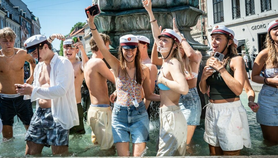 Nyudsprugne studenter fra 3.W på Øregård Gymnasium fester og bader ved Storkespringvandet i København fredag den 24. juni 2022. Nyudsprugne studenter fra 3.W på Øregård Gymnasium fester og bader ved Storkespringvandet i København fredag den 24. juni 2022.