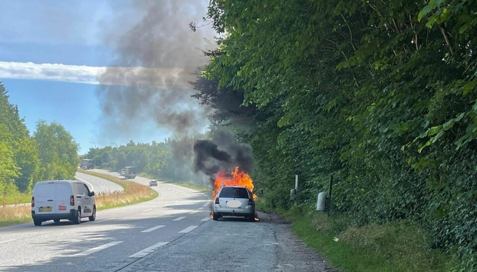 Bil i voldsom brand. Bil i voldsom brand.