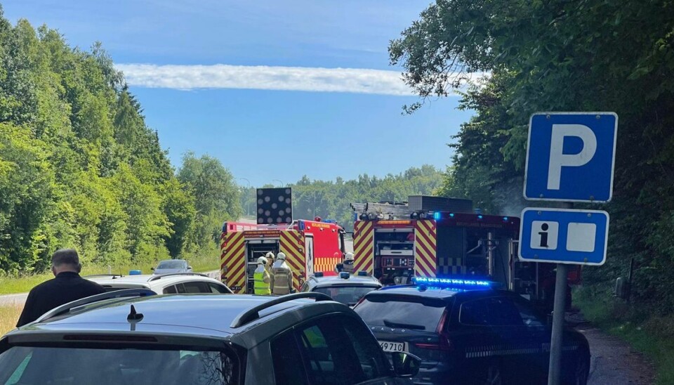 Politi og brandvæsen til stede i forbindelse med bilbranden. Politi og brandvæsen til stede i forbindelse med bilbranden.