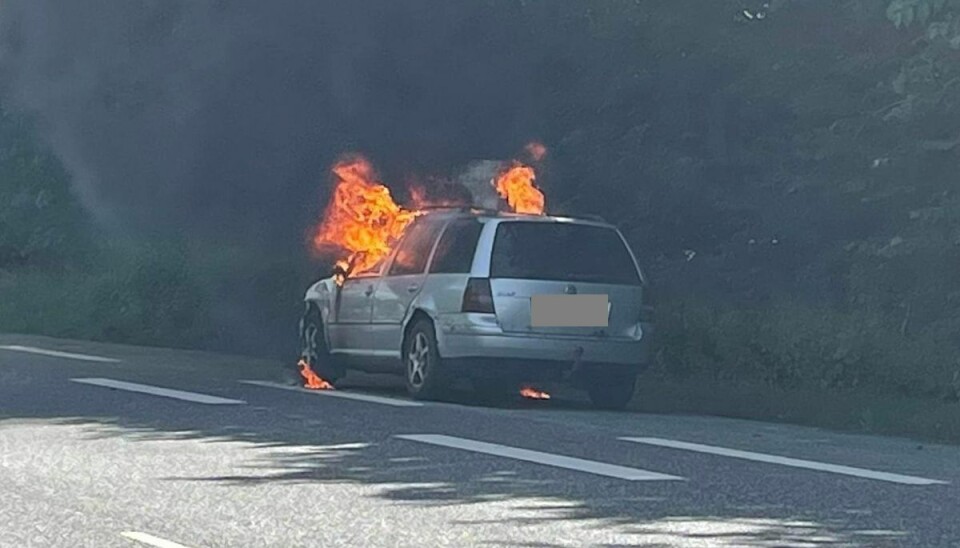 Bil i voldsom brand: Vej helt spærret