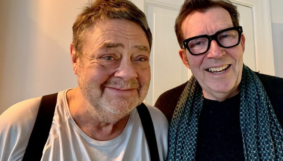Tommy Kenter og Søren Østergaard har kendt hinanden siden ungdommen. I 1986 stod de begge på de skrå brædder på Betty Nansen Teatret til opførelsen af forestillingen 'En Skærsommernatsdrøm'. Nu mødes de igen - denne gang i Søren Østergaards Zirkus-manege. - Nu er Tommy med, og det giver en anden tone, som man ikke har set før, lyder det fra Zirkus-direktøren. (PR-foto). Tommy Kenter og Søren Østergaard har kendt hinanden siden ungdommen. I 1986 stod de begge på de skrå brædder på Betty Nansen Teatret til opførelsen af forestillingen 'En Skærsommernatsdrøm'. Nu mødes de igen - denne gang i Søren Østergaards Zirkus-manege. - Nu er Tommy med, og det giver en anden tone, som man ikke har set før, lyder det fra Zirkus-direktøren. (PR-foto).