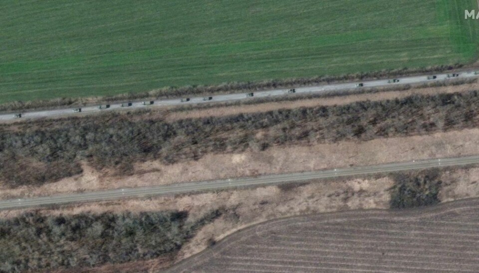 Satellitbilledet viser angiveligt russiske militære køretøjer, som bevæger sig mod syd. Satellitbilledet viser angiveligt russiske militære køretøjer, som bevæger sig mod syd.