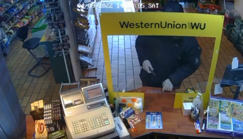 En maskeret og ukendt gerningsmand frarøvede en kiosk et kontantbeløb.