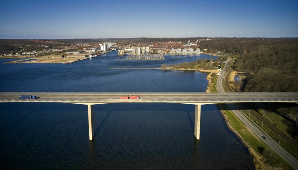 Vejlefjordbroen fotograferet med drone i Vejle.