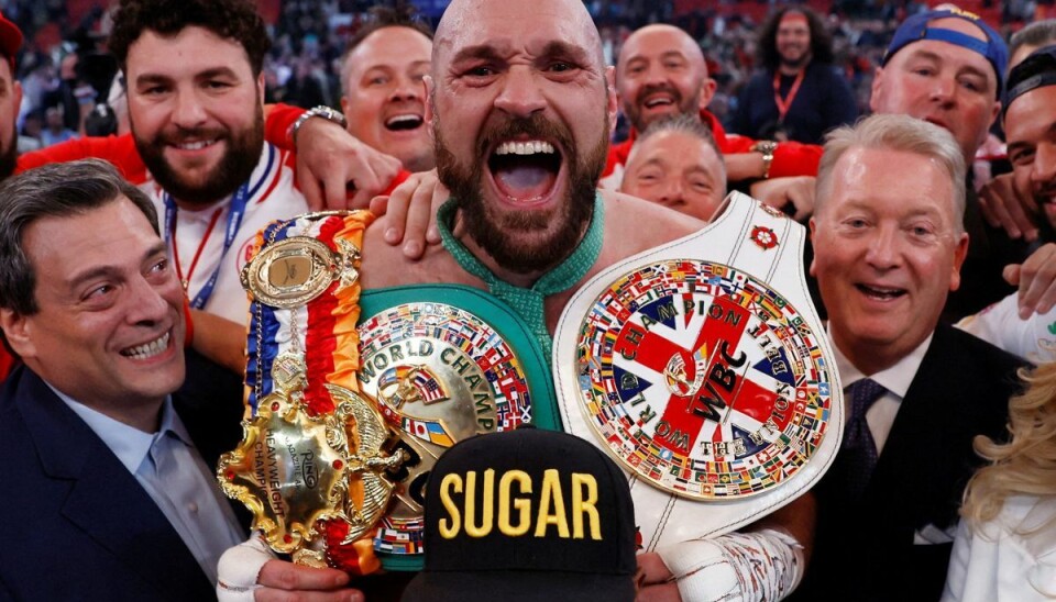 Tyson Fury knockoutede for nylig Dillian Whyte på Wembley og stopper nu karrieren efter 33 professionelle kampe som ubesejret. Tyson Fury knockoutede for nylig Dillian Whyte på Wembley og stopper nu karrieren efter 33 professionelle kampe som ubesejret.