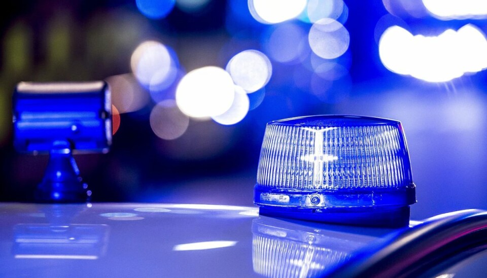 På værtshus med pistol Politiet blev hurtigt tilkaldt, og manden blev sigtet.