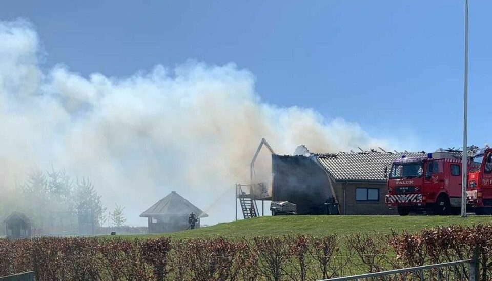 En villa er brudt i voldsom brand.