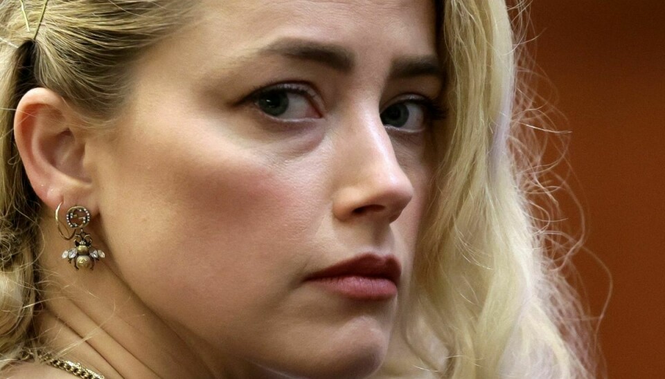 Amber Heard før nævningetingets afgørelse, som betyder, at hun skal betale millioner, som hun ikke har, til eksmanden, Johnny Depp.