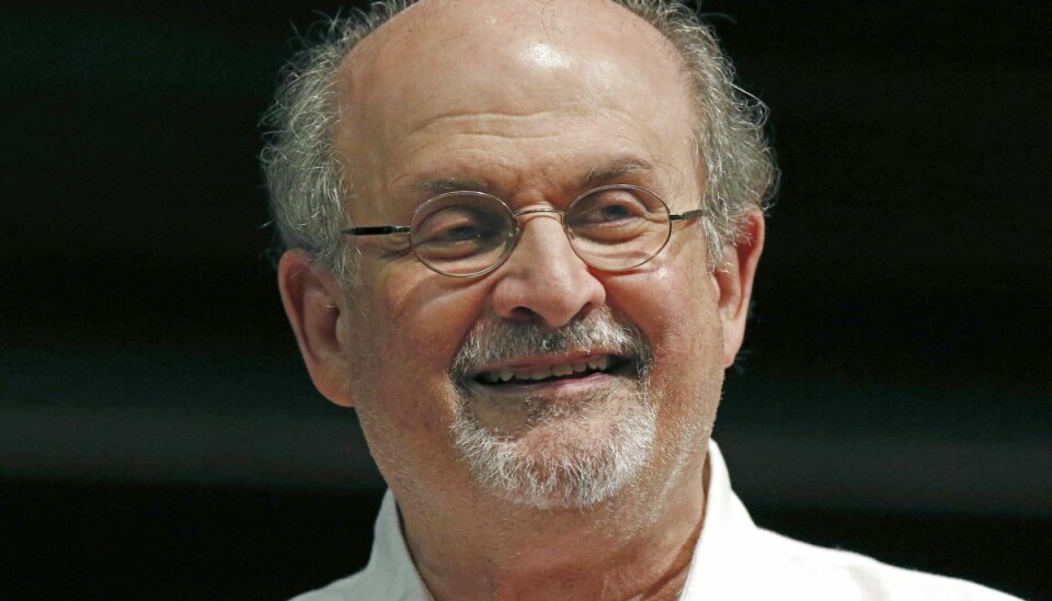 Salman Rushdie, forfatteren bag 'De Sataniske Vers', blev påført flere alvorlige knivstik af en gerningsmand i forbindelse med en forelæsning i den amerikanske delstat New York i august. Salman Rushdie, forfatteren bag 'De Sataniske Vers', blev påført flere alvorlige knivstik af en gerningsmand i forbindelse med en forelæsning i den amerikanske delstat New York i august.