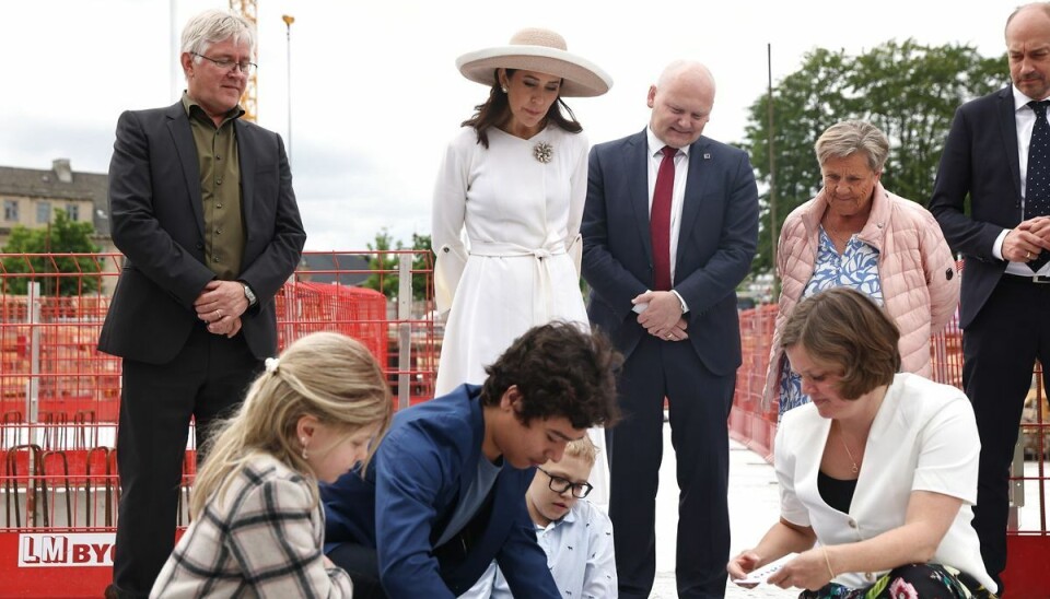 Kronprinsesse Mary er ankommet til byggepladsen.