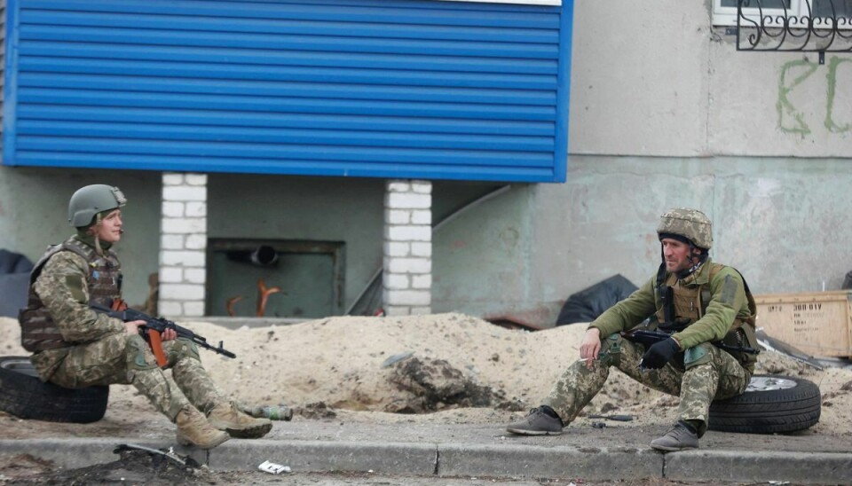 Ukrainske soldater tager sig en pause på gaden i Sjevjerodonetsk, der ligger i den østlige region Luhansk. Den amerikanske tænketank Institut for Krigsstudier kalder i ny rapport byen for 'Ukraines sidste bastion' i regionen.