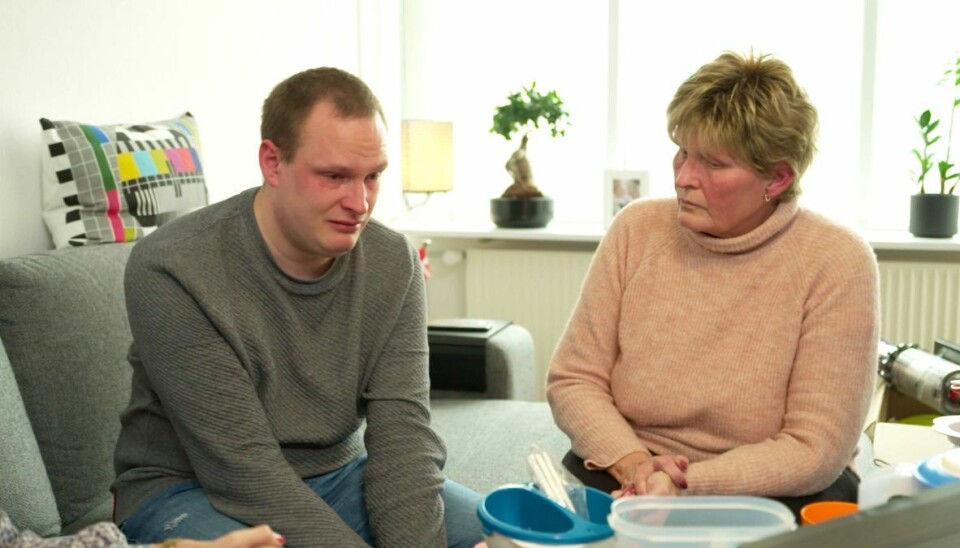 Dennis' mor er skuffet og vred på sin søn i aftenens program. Dennis' mor er skuffet og vred på sin søn i aftenens program.