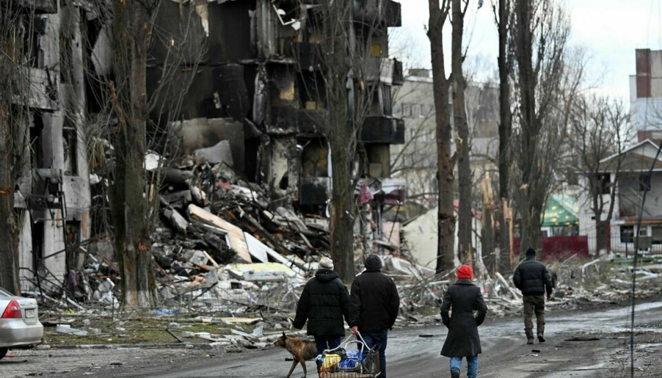 Folk bevæger sig forbi ødelagte bygninger i Borodianka, nordvest for Kyiv den 4. april.