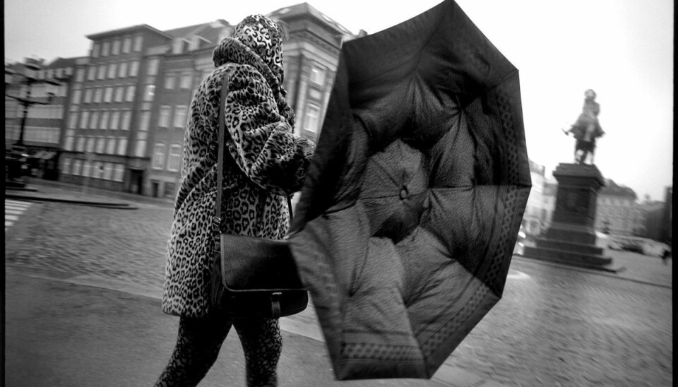 Der er lagt op til en våd mandag - men paraplyen skal du nok lade blive hjemme. Det kommer nemlig til at blæse op til stormstyrke.