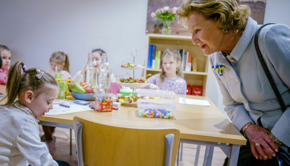 Dronning Sonja under besøget hos de Ukrainske flygtninge.
