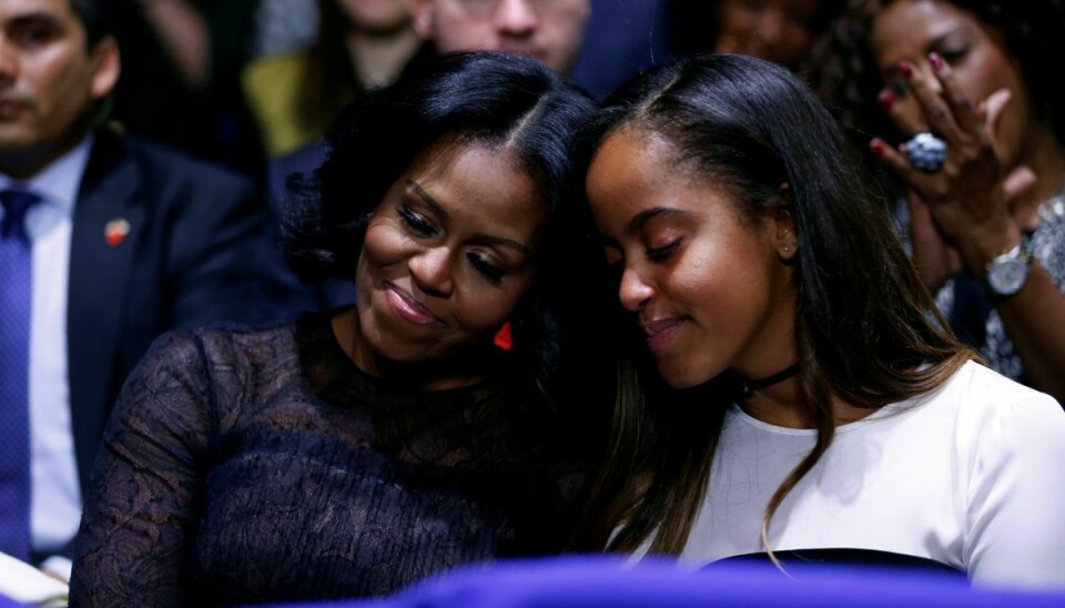 Malia Obama, til højre, ses her sammen med sin mor, Michelle Obama.