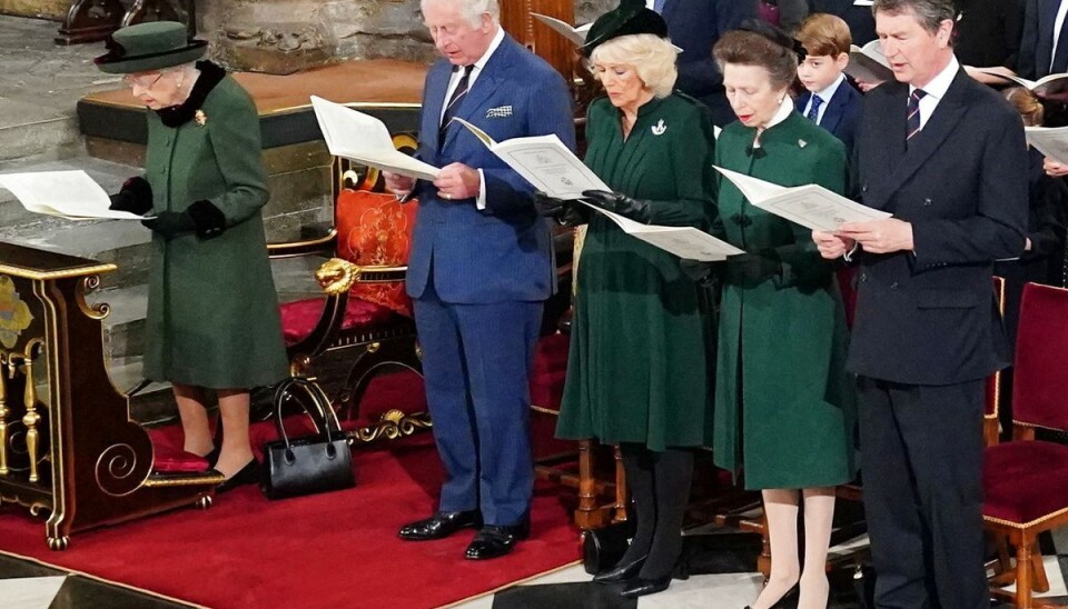 Billedet her er fra mindehøjtideligheden for prins Philip tirsdag. Fra venstre er det dronning Elizabeth, prins Charles, hertuginde Camilla, prinsesse Anne og hendes mand viceadmiral Timothy Laurence. Billedet her er fra mindehøjtideligheden for prins Philip tirsdag. Fra venstre er det dronning Elizabeth, prins Charles, hertuginde Camilla, prinsesse Anne og hendes mand viceadmiral Timothy Laurence.