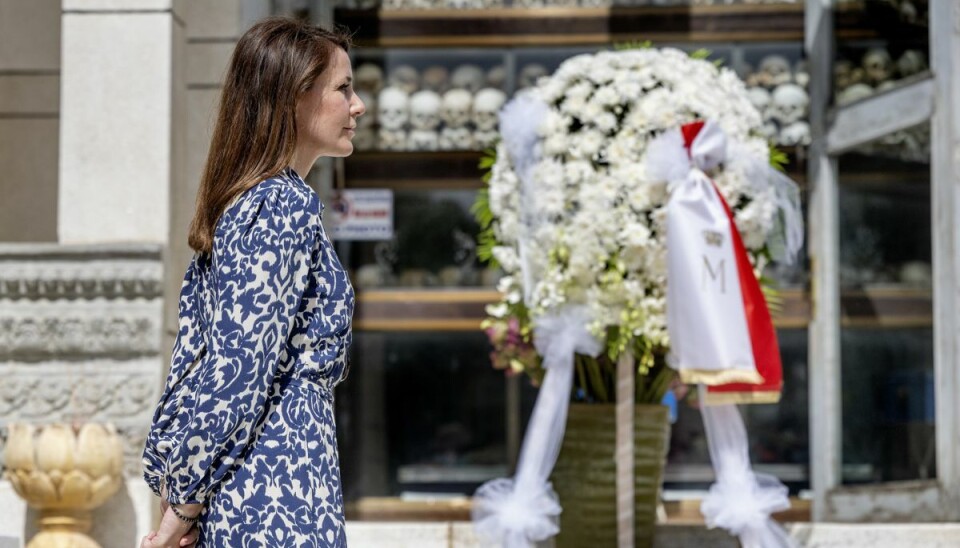 Prinsesse Marie ses her ved kransenedlæggelse ved Killing Fields monumentet udenfor Phnom Penh. Prinsesse Marie ses her ved kransenedlæggelse ved Killing Fields monumentet udenfor Phnom Penh.