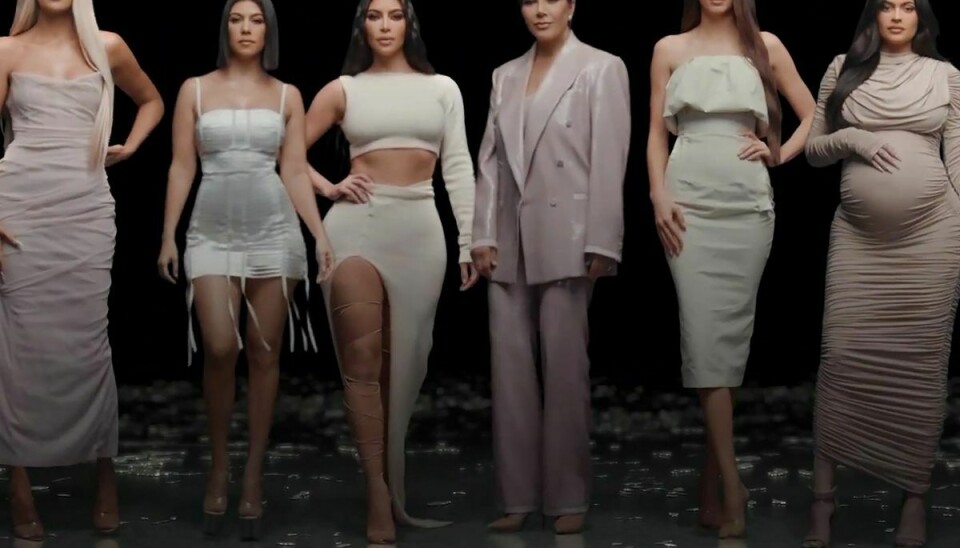 Seriens seks hovedpersoner, Kendall Jenner, Kylie Jenner, Kris Jenner, Kourtney Kardashian, Kim Kardashian West og Khloe Kardashian.