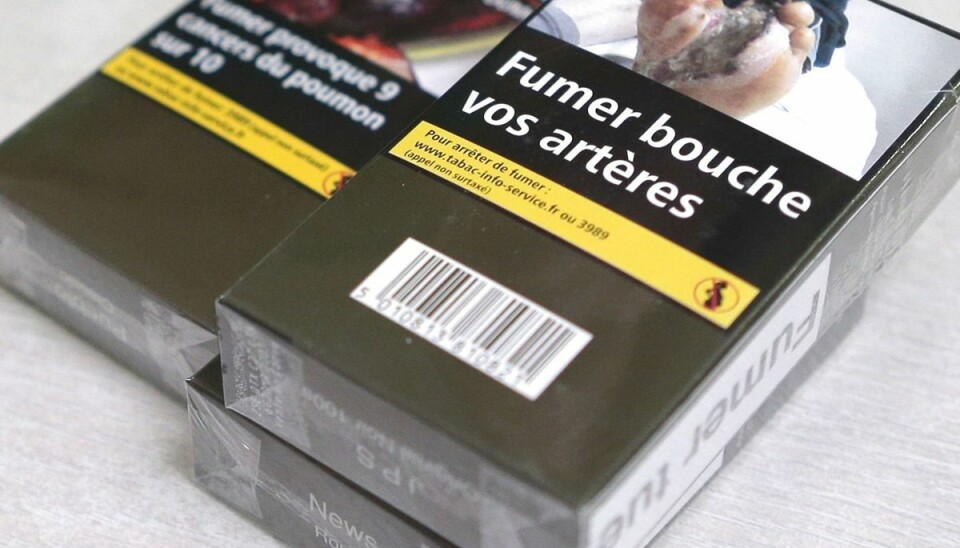 Sådan ser de neutrale cigaretpakker ud i Frankrig. Det skal de danske rygere vende sig til fra fredag. (Arkivfoto) Sådan ser de neutrale cigaretpakker ud i Frankrig. Det skal de danske rygere vende sig til fra fredag. (Arkivfoto)