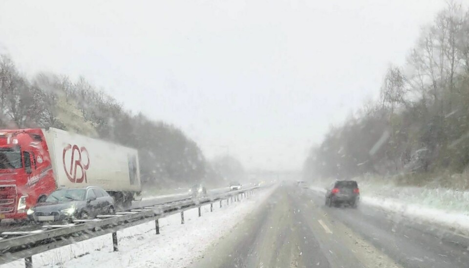 Sneen kan give problemer i trafikken også.