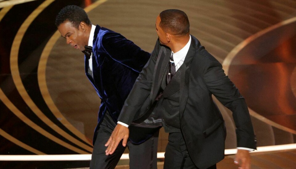 Will Smith stikker Chris Rock en flad under Oscar-uddelingen.