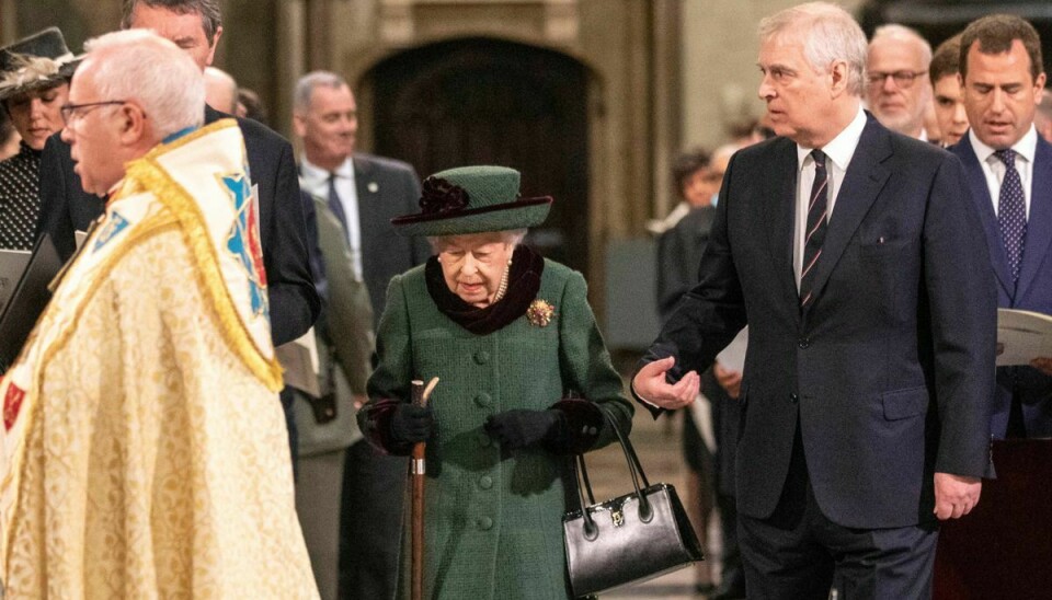 Prins Andrew ledsager sin mor op ad kirkegulvet i Westminster Abbey ved tirsdagens mindehøjtidelighed for afdøde prins Philip.