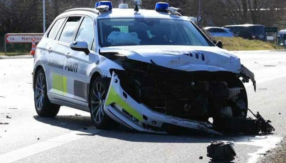 Politibil og personbil er tirsdag kørt sammen. Politibil og personbil er tirsdag kørt sammen.