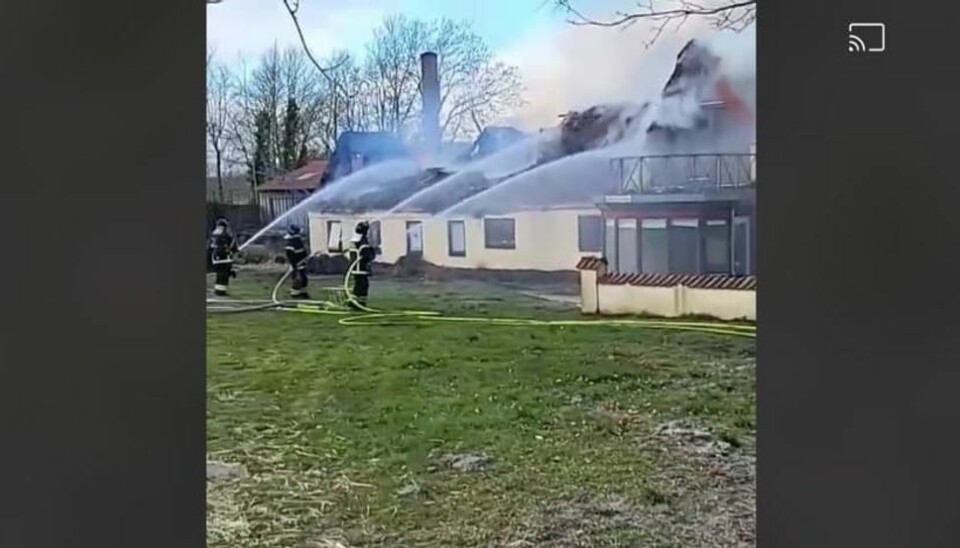 Brandslukkeriet var i gang i flere timer. Brandslukkeriet var i gang i flere timer.