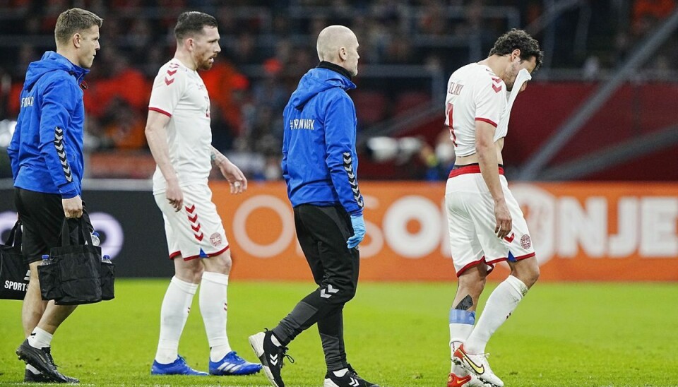 Thomas Delaney humpede ud efter cirka 23 minutters spil af testkampen mod Holland. Thomas Delaney humpede ud efter cirka 23 minutters spil af testkampen mod Holland.