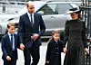 Prins William og hertuginde Kate ankommer sammen med parrets to ældste børn, prins Georg og prinsesse Charlotte.