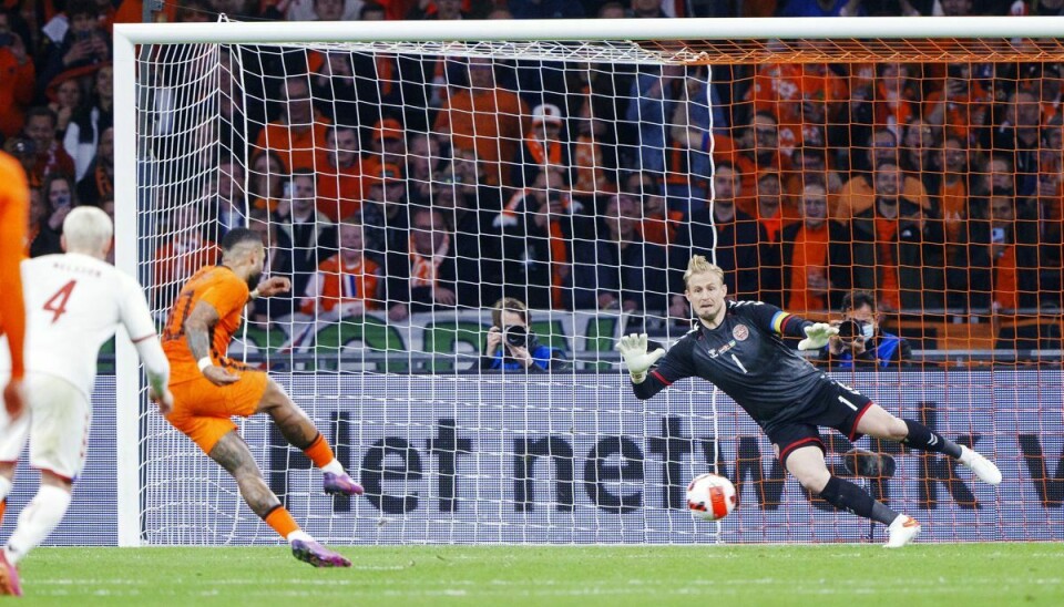 Holland scorede tre gange i første halvleg og en gang i anden halvleg, da Danmark tabte 2-4 på Amsterdam Arena.