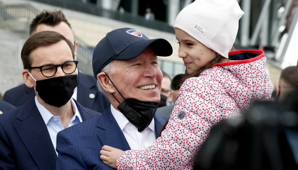 USA's præsident, Joe Biden, holder et barn, mens han lørdag besøger ukrainske flygtninge i Warszawa i Polen.
