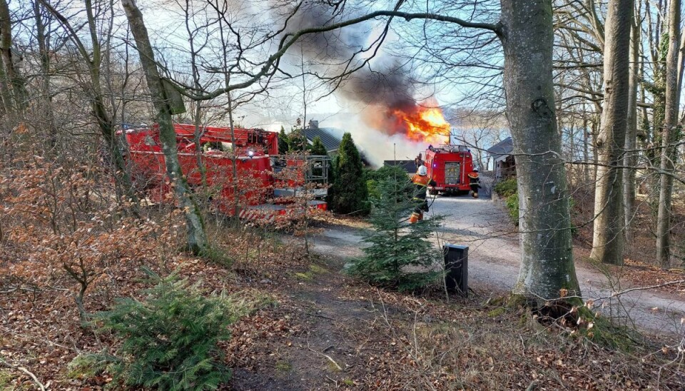 Ilden er gået gennem taget ved et sommerhus i Aars. Ilden er gået gennem taget ved et sommerhus i Aars.