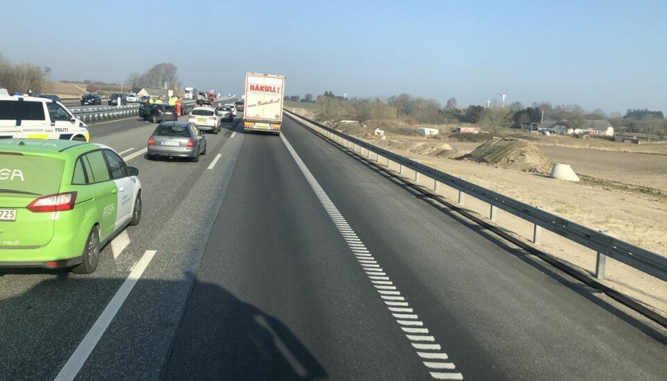 Et uheld er årsagen til, at der er opstået kø. Et uheld er årsagen til, at der er opstået kø.