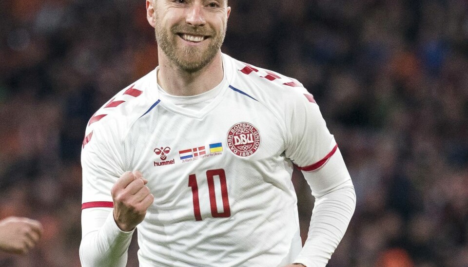 Denne trøje, som Eriksen bar lørdag i kampen mod Holland, kan blive din. Du skal dog have den helt store pung op ad lommen Denne trøje, som Eriksen bar lørdag i kampen mod Holland, kan blive din. Du skal dog have den helt store pung op ad lommen
