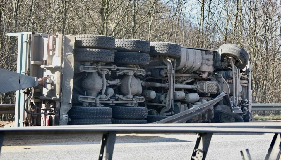 Det var formentlig et eksploderet dæk, der fik lastbilen til at vælte. Det var formentlig et eksploderet dæk, der fik lastbilen til at vælte.