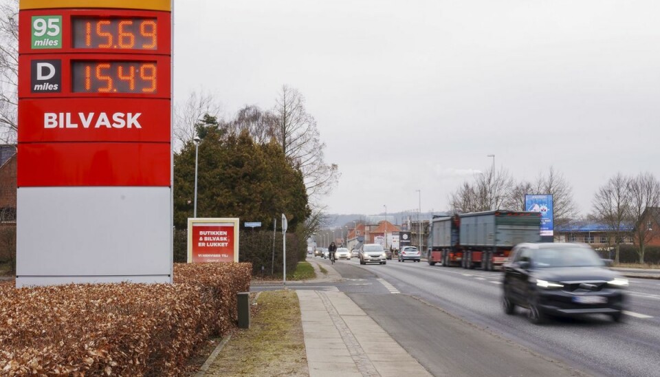 Dyrere priser på benzin og diesel er med til at gøre forbrugerne mere bekymrede.