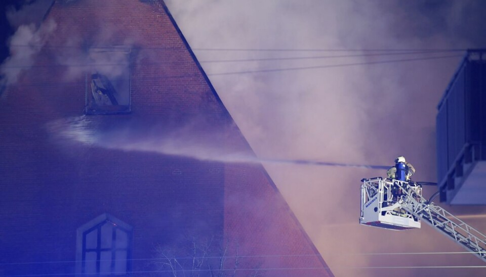 Hyltebjerg Kirke i Vanløse brænder mandag aften. Kirkens tag er i brand, og Hovedstadens Beredsskabstjeneste er til stede.