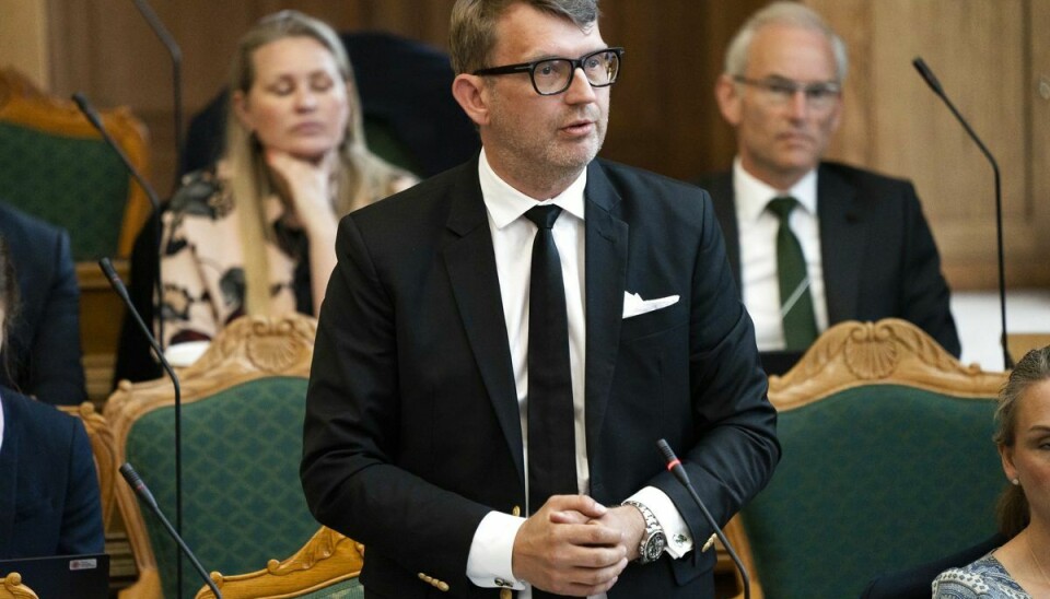 Troels Lund Poulsen (V) har ikke meget til overs for klimaminister Dan Jørgensens (S) politiske håndværk, når det kommer til varmehjælp.
