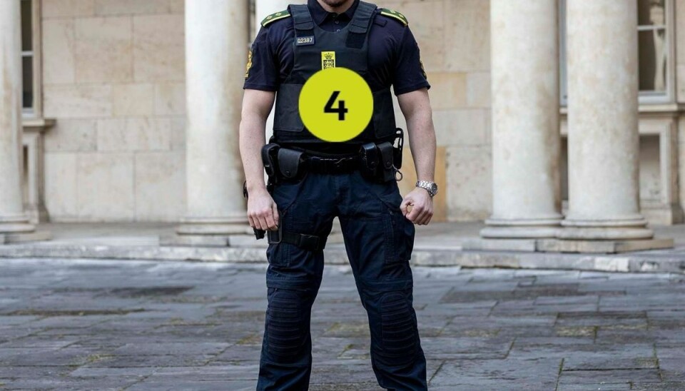 Betjentenes skudsikre vest vejer omkring seks kilo. Betjentenes skudsikre vest vejer omkring seks kilo.
