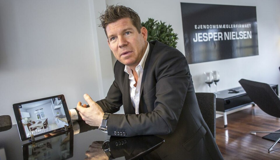Det er ikke kun i TV-serierne 'I hus til halsen' og 'Hammerslag' ejendomsmægler Jesper Nielsen har haft succes. Kommen sommer åbner ejendomsmægler-butik nummer 18 - og der er flere på vej. Det er ikke kun i TV-serierne 'I hus til halsen' og 'Hammerslag' ejendomsmægler Jesper Nielsen har haft succes. Kommen sommer åbner ejendomsmægler-butik nummer 18 - og der er flere på vej.